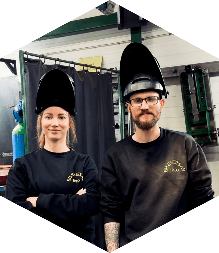 Kvinna och man tittar mot kameran