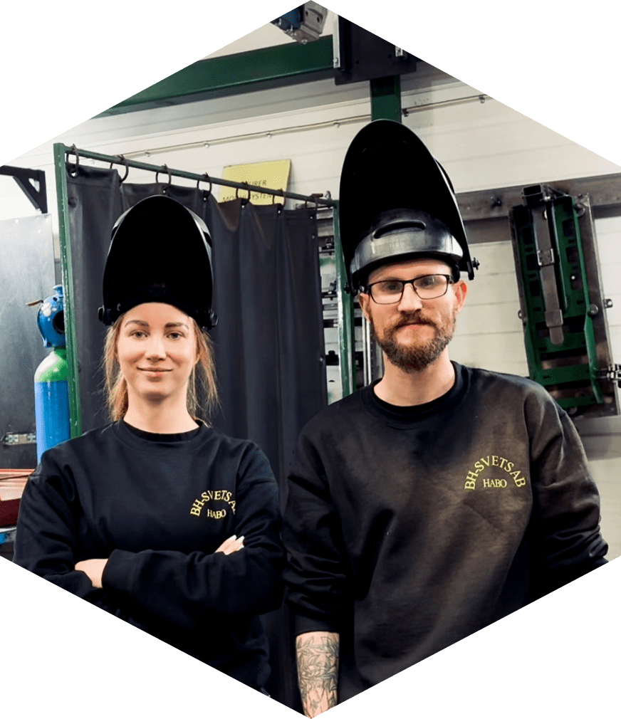 Kvinna och man tittar mot kameran