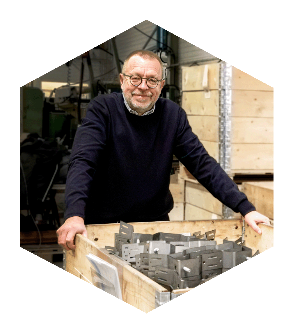 Bg hexagon Benny står vid en produkt