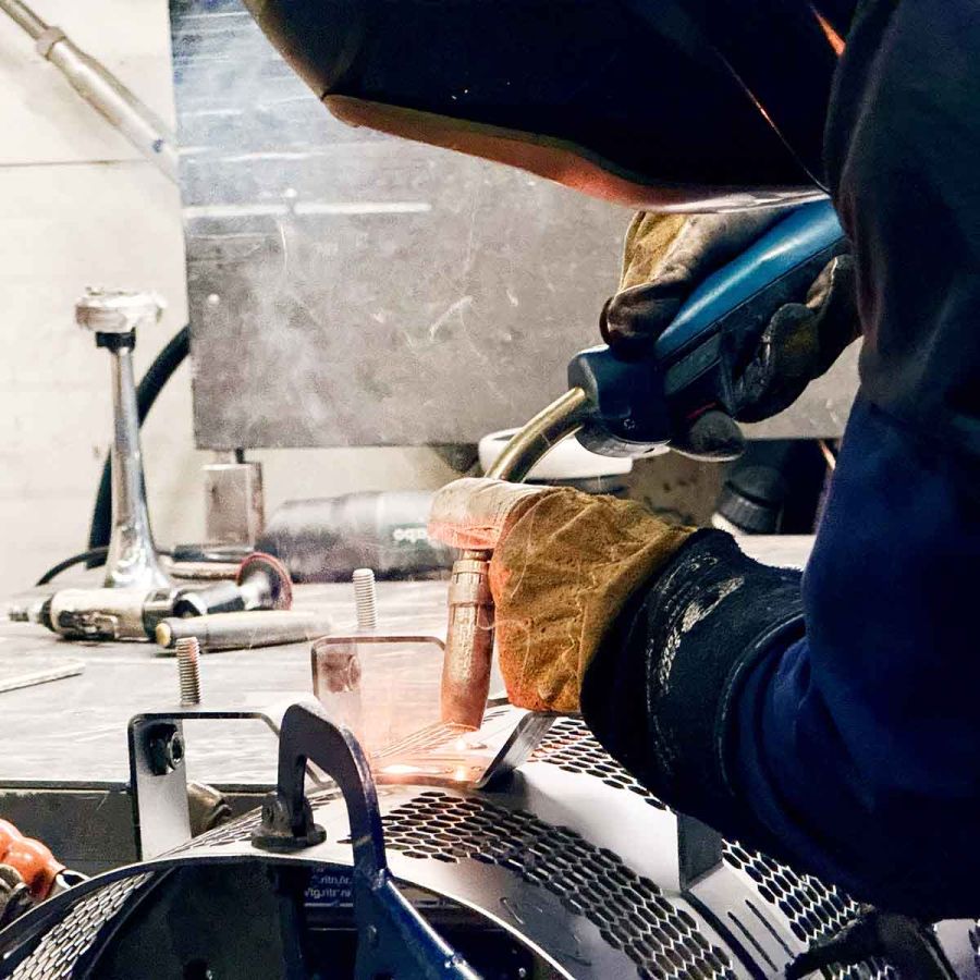 Person svetsar en produkt